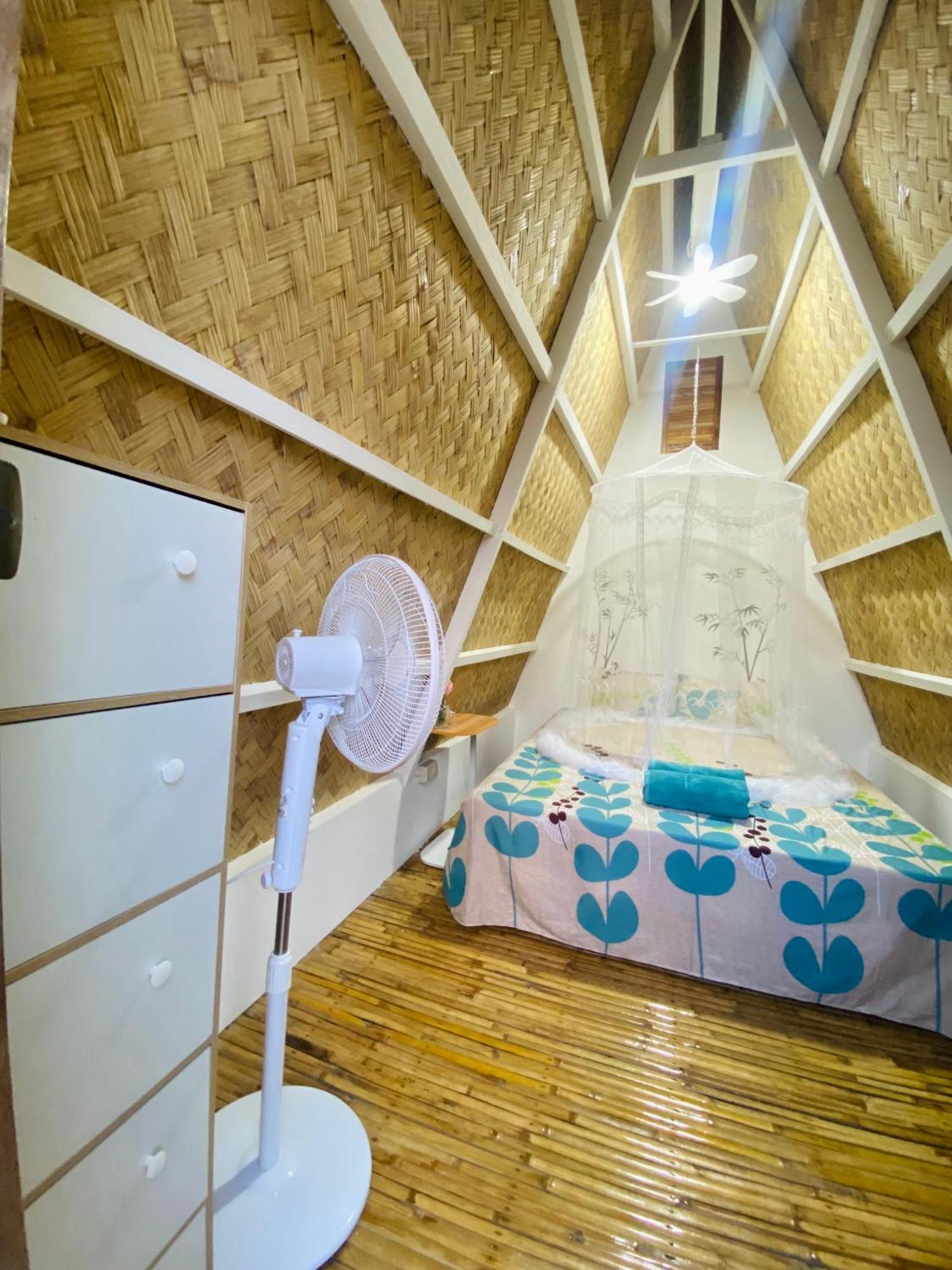 Happy Monkey Hostel El Nido Bagian luar foto